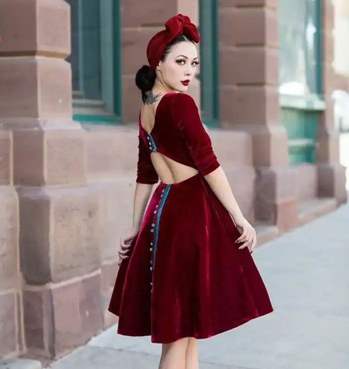 Robe en velours bordeaux avec dos nu.
